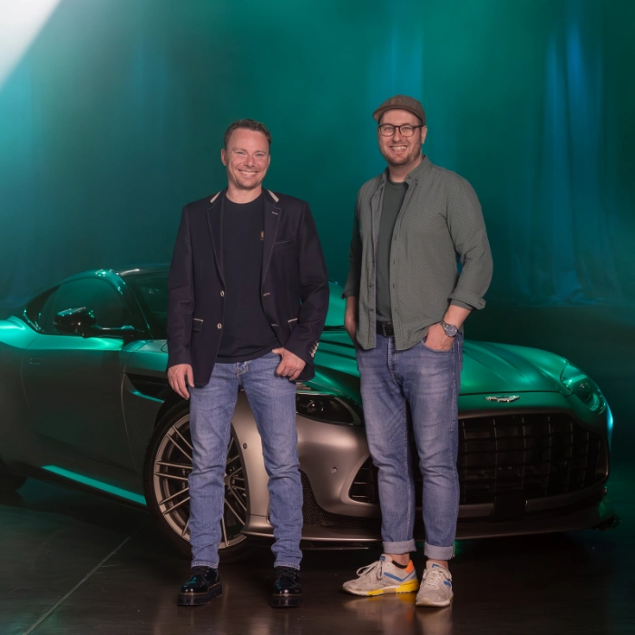 VR SONIQ Team Zwei Männer stehen vor einem Auto