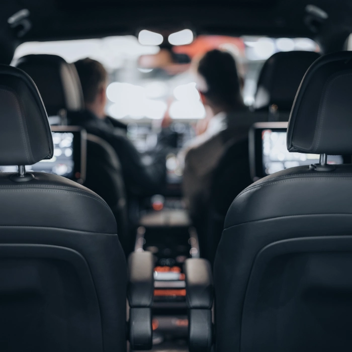 VR SONIQ Zwei Männer sitzen in einem Auto